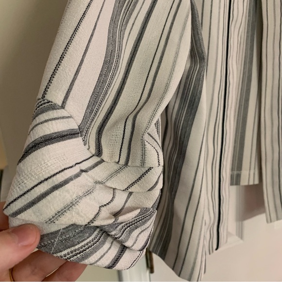 Size 18 Blazer jacket. Breezy feel. Black and white light fabric. - Picture 4 of 8